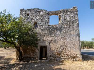 L�aspetto tozzo del fabbricato � alleggerito solo da piccole feritorie e da due finestre al piano nobile, una delle quali sovrastata da un�arcata ancora integra